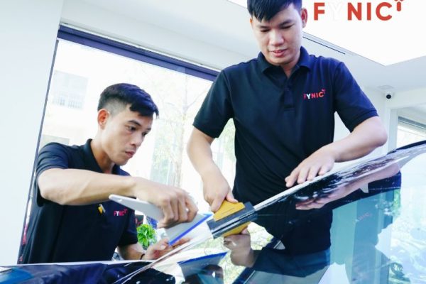 cách kiểm tra phim cách nhiệt 1 Kỹ thuật viên FYNIC thi công phim tỉ mỉ và chuyên nghiệp cho khách hàng